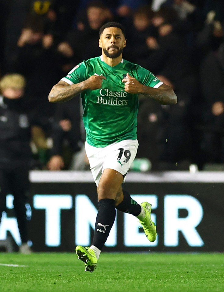 Andre Gray garantiu um ponto para o Plymouth com o empate nos acréscimos