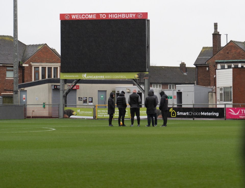 Fleetwood x MK Dons foi adiado após inspeção do campo