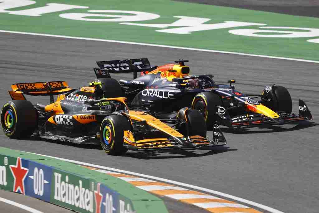 Lando Norris luta com Max Verstappen da Red Bull durante o GP da Holanda de 2024