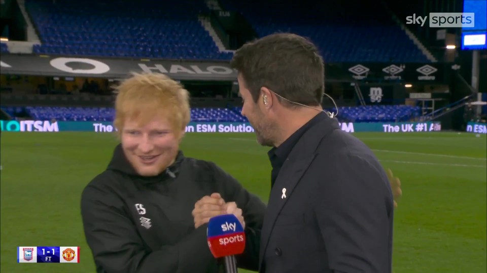 Sheeran abraçou o ex-meio-campista do Liverpool e da Inglaterra Jamie Redknapp