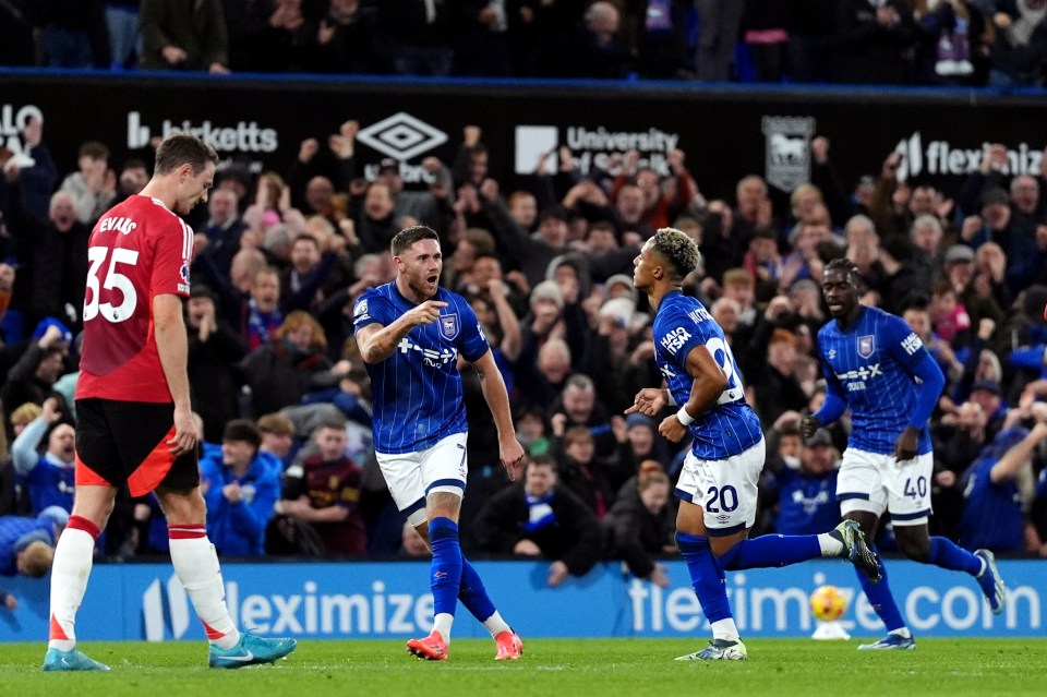 Omari Hutchinson marcou o gol do empate do Ipswich na divisão dos pontos