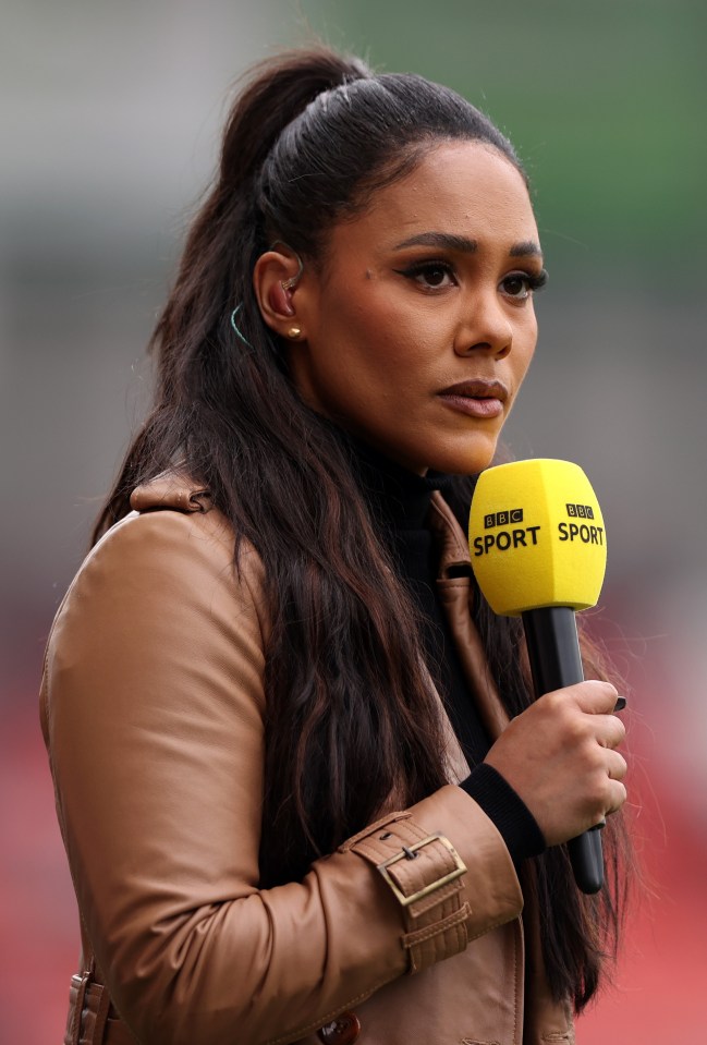 Alex falando antes durante a partida da Super League Feminina do Barclays FA entre Manchester United Feminino e Manchester City Feminino