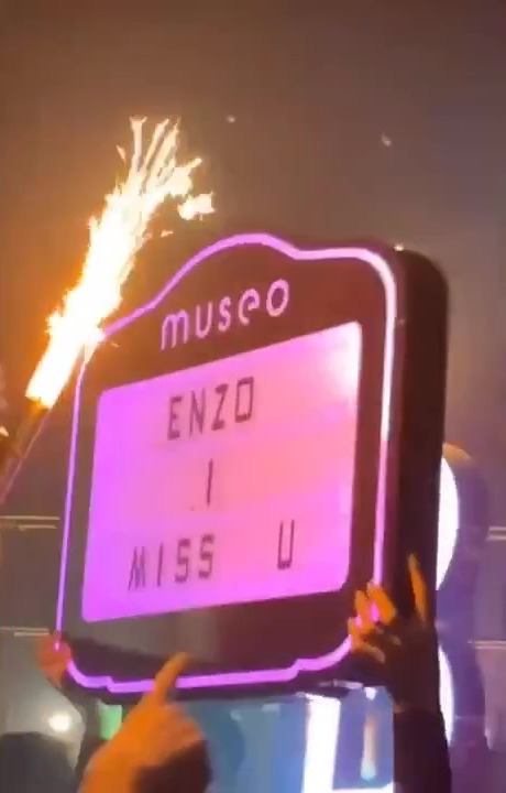 Uma placa dizendo 'Enzo, sinto sua falta' provocou risadas na noite fora