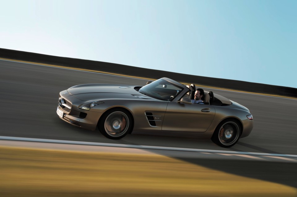 Dois lugares velozes como este Mercedes-Benz SLS AMG Roadster são destaque na incrível coleção de Salah