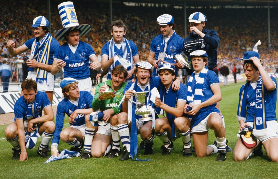 Mountfield, canto superior esquerdo, venceu a FA Cup com o Everton em 1984