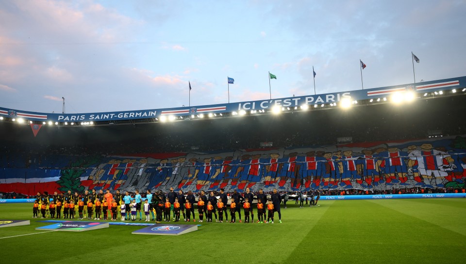 O clube joga atualmente no Parc des Princes, em Paris.