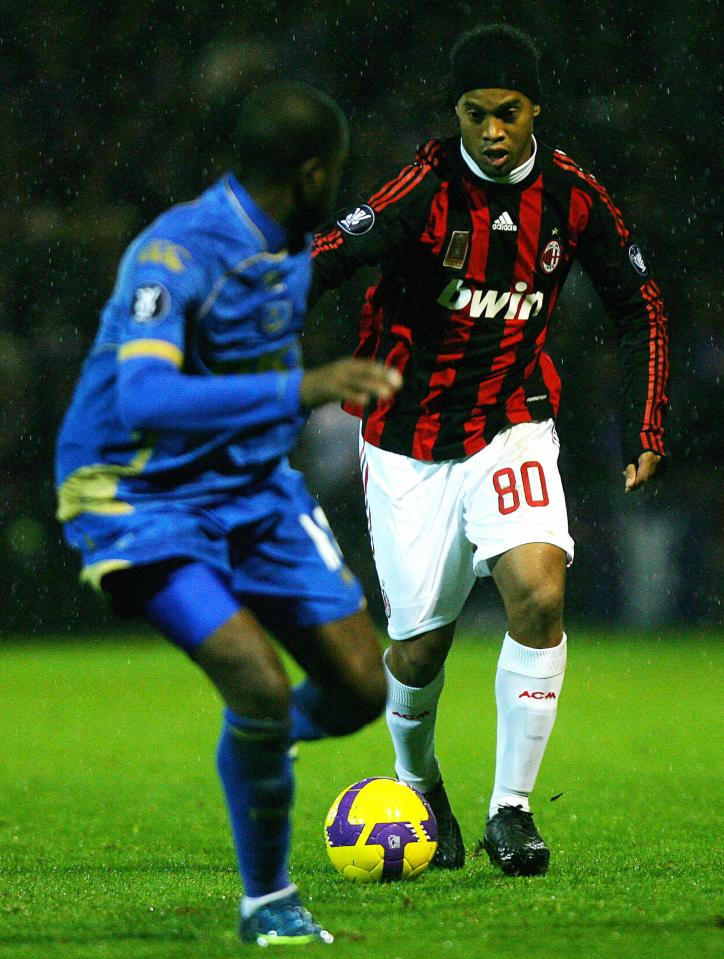 Ronaldinho estrelou pelo AC Milan contra o Portsmouth em 2008