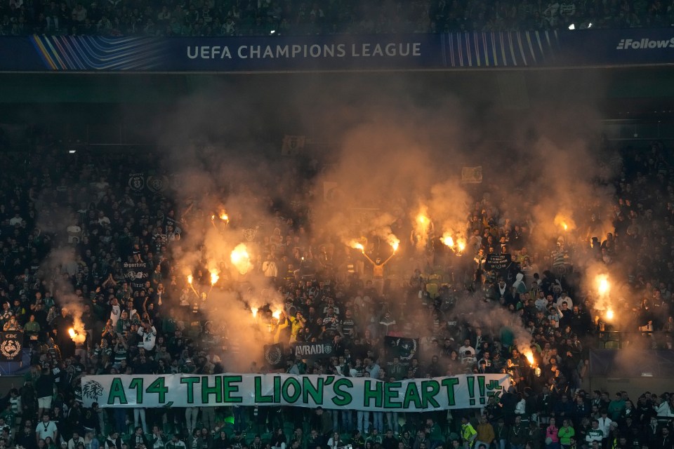 Sinalizadores iluminaram a equipa da casa no Estádio José Alvalade