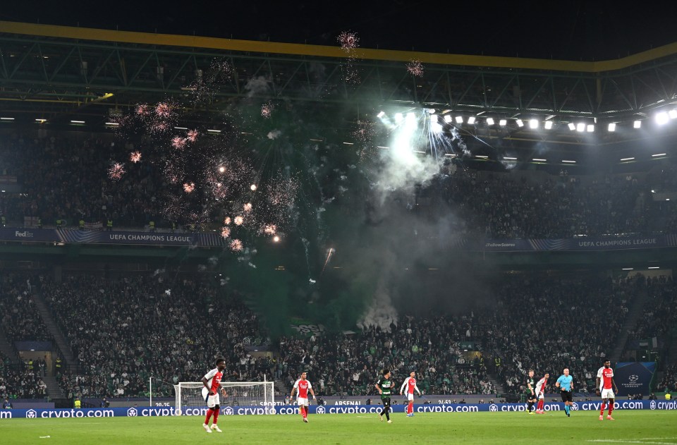 Adeptos do Sporting soltaram fogo-de-artifício durante a primeira parte