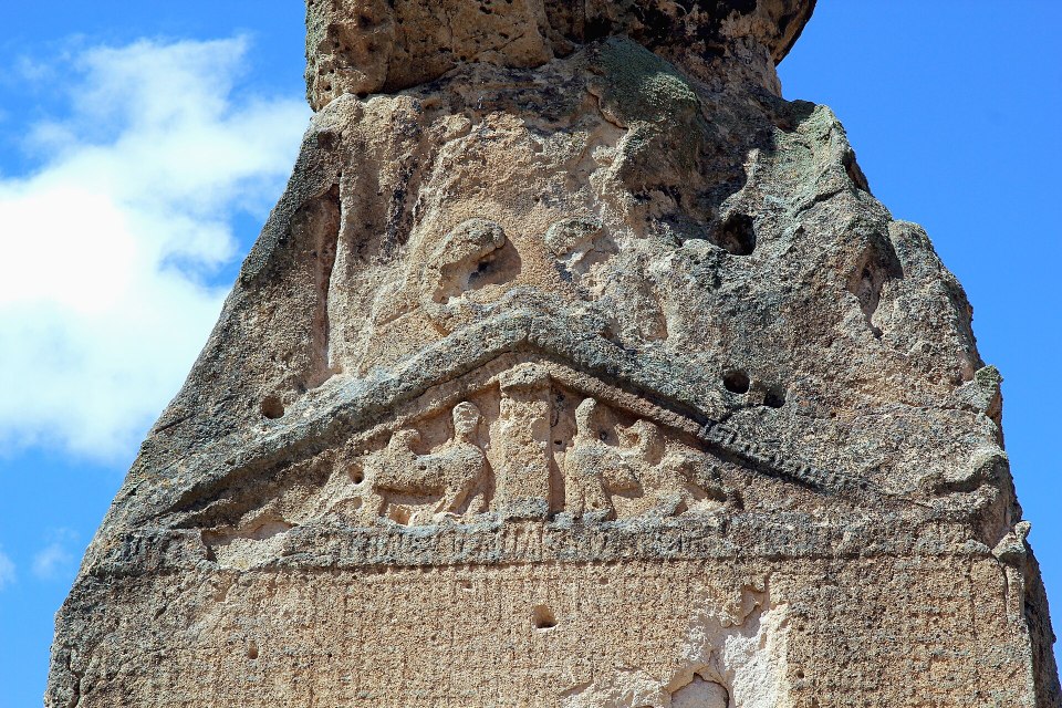 Um arqueólogo descobriu que a estátua apresenta a palavra “Materan”, que se traduz como “deusa mãe” na antiga língua indo-européia.