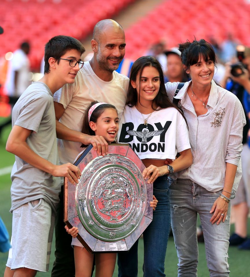 Cristina e seus filhos Marius, à esquerda, Valentina, ao centro, e Maria, à direita, celebraram com ele seus sucessos