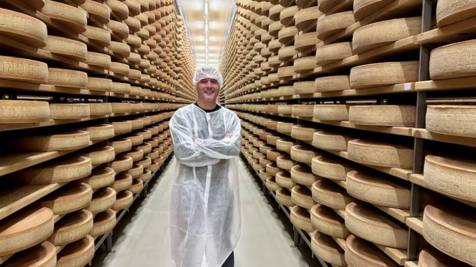 Ele completou um curso de quatro meses ministrado pela organização Switzerland Cheese Marketing