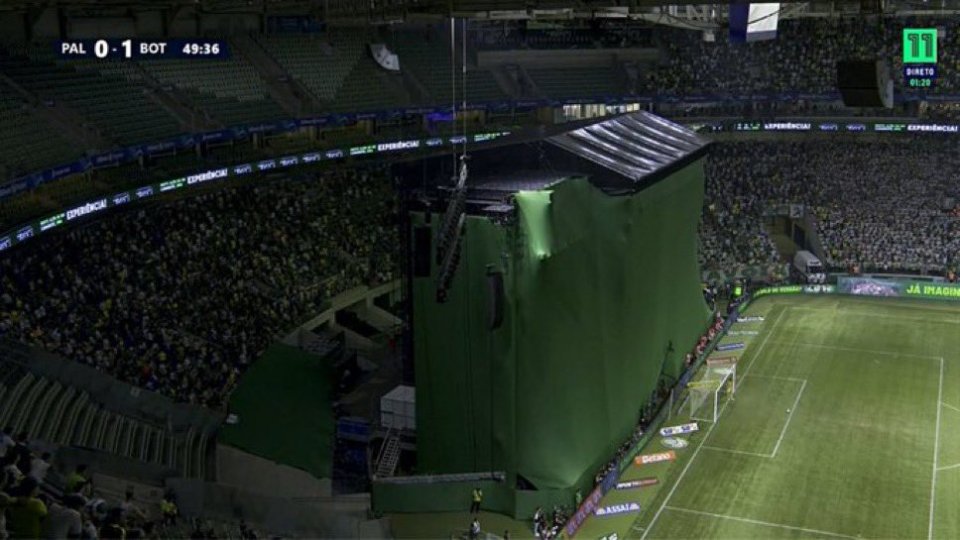 Um palco de concerto obstruiu a visão