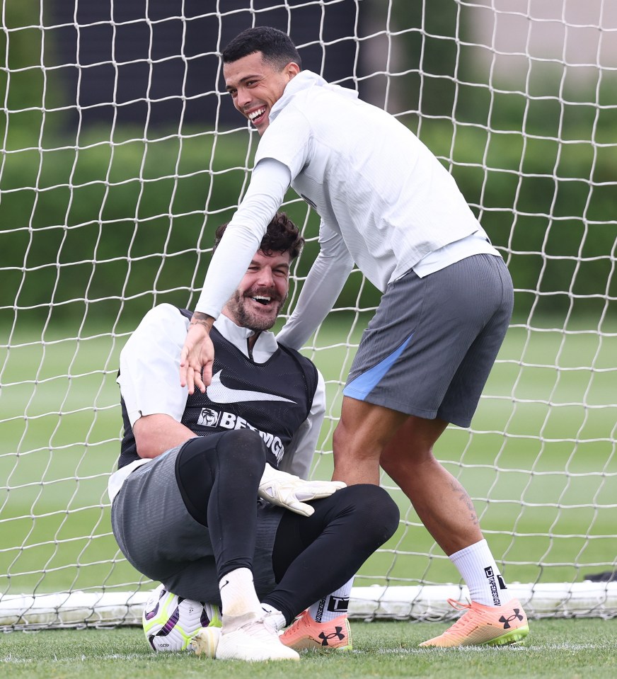 Os companheiros Pedro Porro e Fraser Forster bagunçam no campo de treinamento