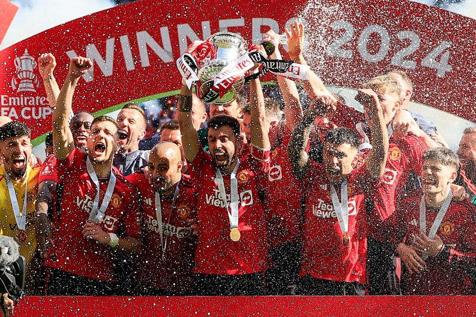 Bruno Fernandes levanta o troféu da FA Cup após o Manchester United vencer o rival Manchester City.