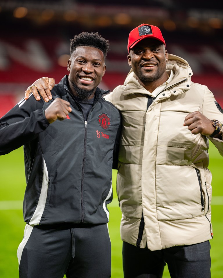 Onana sorri ao posar com Francis Ngannou