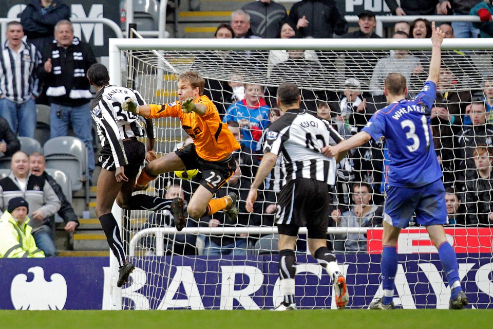 Ele ajudou o Newcastle a ganhar a promoção do campeonato em 2010 e passou a jogar na Premier League