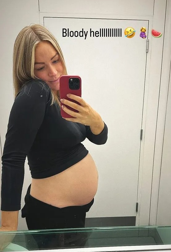 A apresentadora da TNT Sports, Woods, recentemente mostrou sua barriga no Instagram