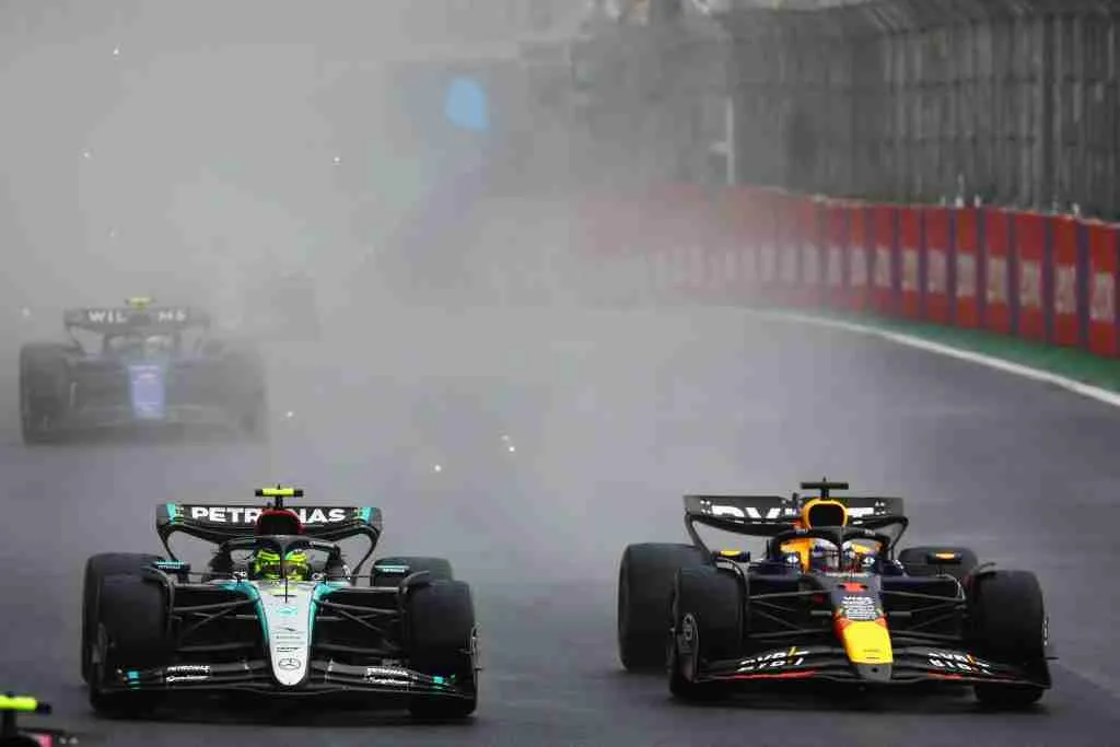 Max Verstappen e Lewis Hamilton da Mercedes durante o Grande Prêmio do Brasil de 2024 | Conjunto de conteúdo Getty Images / Red Bull