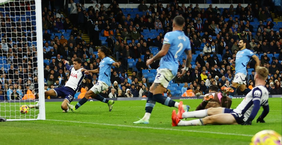 Brennan Johnson marcou o quarto gol do Spurs nos acréscimos no City, onde bateu por 4 a 0