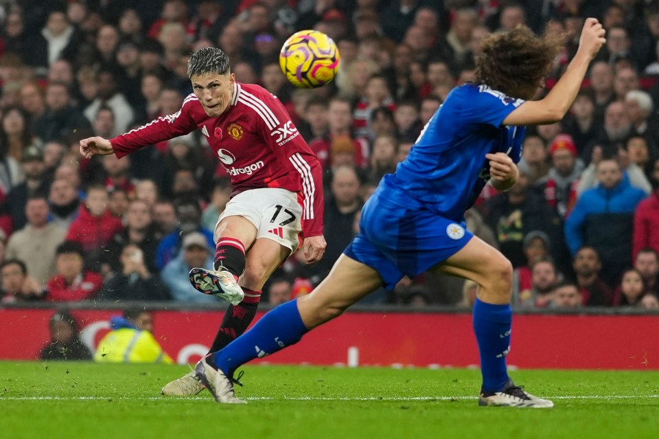 O craque do Manchester United, Alejandro Garnacho, marcou um gol surpreendente contra o Leicester