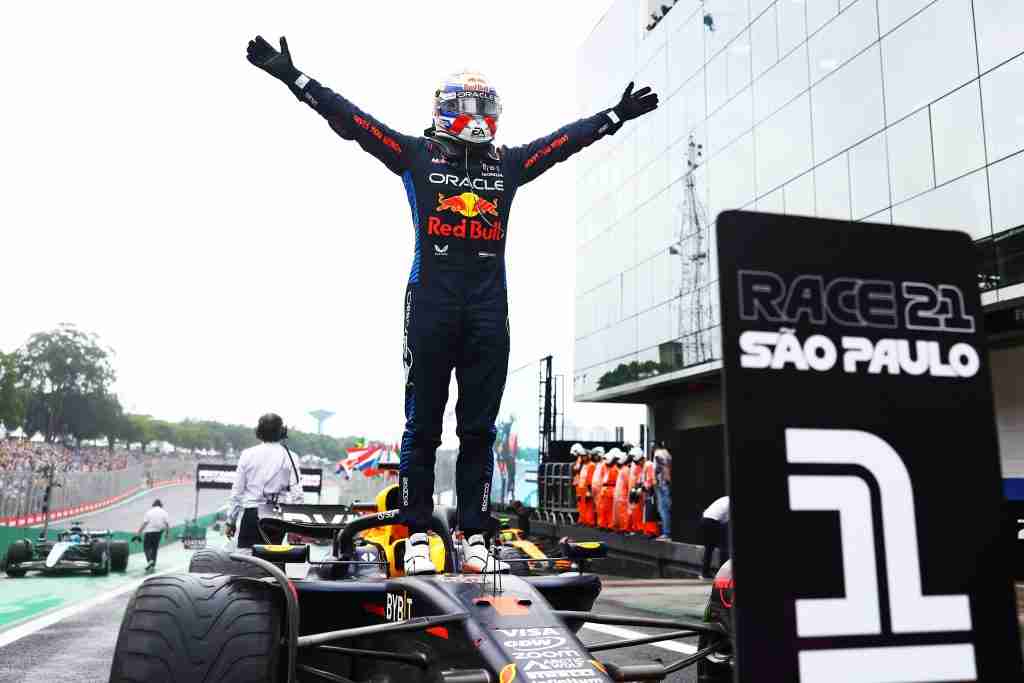 O vencedor da corrida Max Verstappen da Holanda e a Oracle Red Bull Racing comemoram após o Grande Prêmio do Brasil de 2024 | Conjunto de conteúdo Getty Images / Red Bull