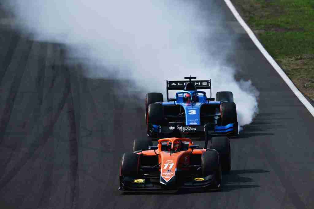 Felipe Drugovich da MP Motorsport lidera Jack Doohan da Virtuosi Racing (3) durante a corrida da 12ª rodada da Fórmula 2 Zandvoort Feature em 2022 | Imagens Alpinas/Getty