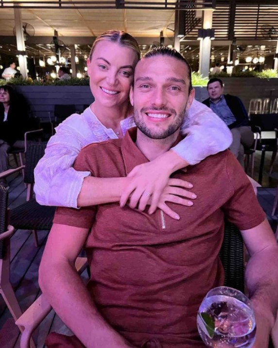 O jogador de futebol Andy Carroll foi pego por sua ex-esposa Billi Mucklow entrando furtivamente em sua antiga casa