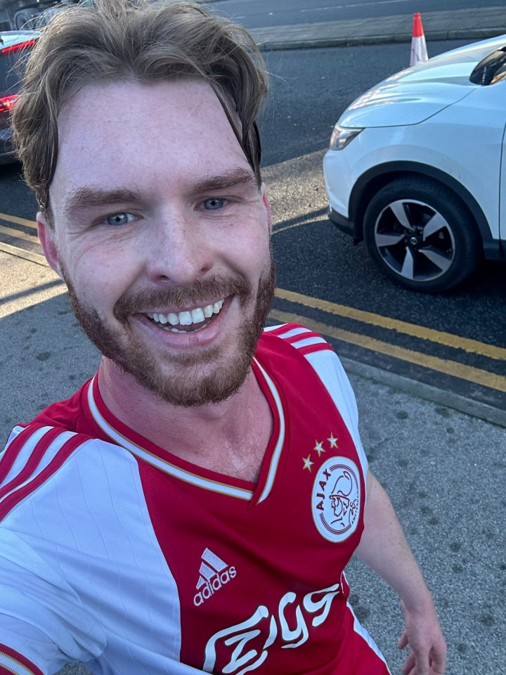 O apresentador da BBC, Gaz Drinkwater, afirmou que foi perseguido em Old Trafford por torcedores do Feyenoord depois de usar uma camisa do Ajax enquanto corria.