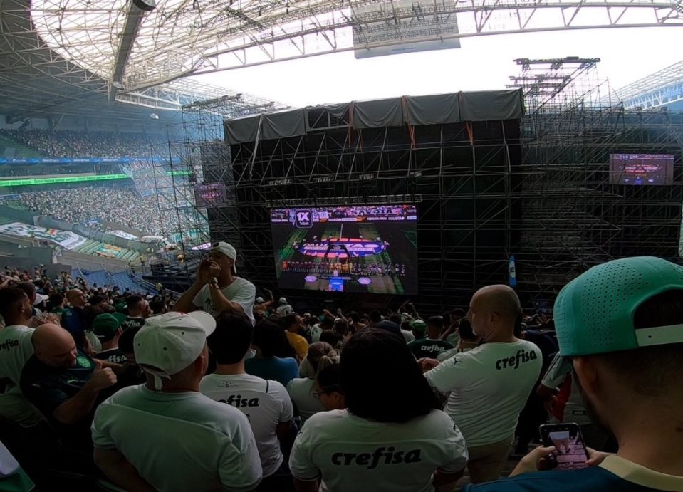 Torcedores do Palmeiras assistiram ao jogo de terça-feira em um telão, apesar de estarem atrás de um dos gols