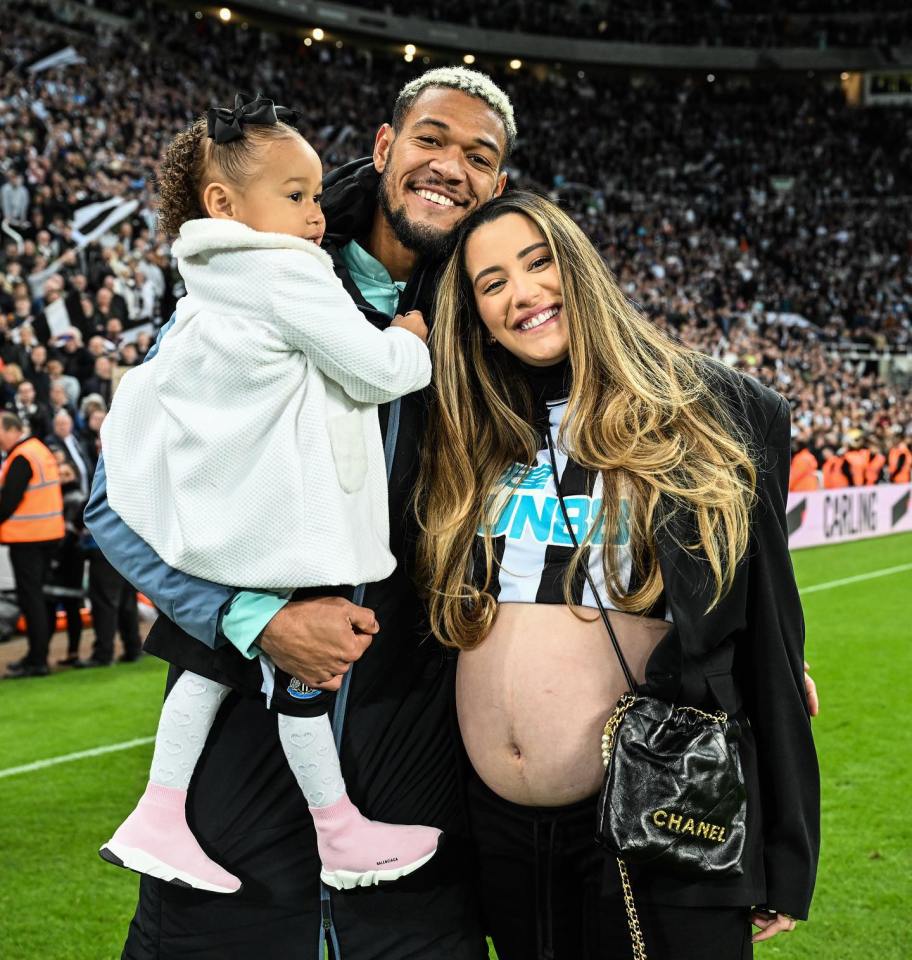 Joelinton com sua companheira Thays Gondim e sua filha