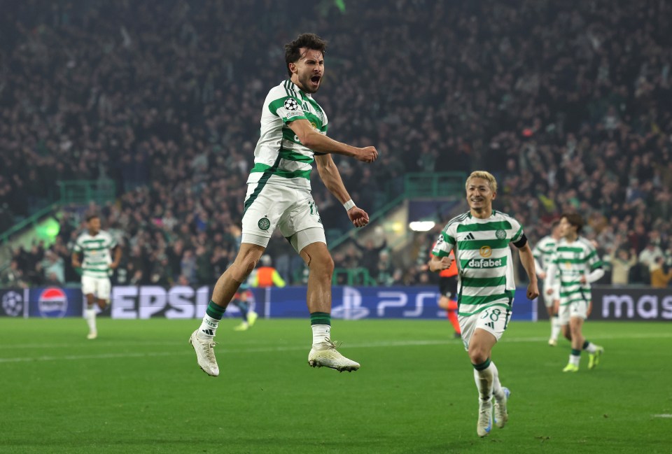 GLASGOW, ESCÓCIA – 05 DE NOVEMBRO: Nicolas-Gerrit Kuhn do Celtic comemora o segundo gol de seu time durante a partida da Fase MD4 da Liga dos Campeões da UEFA 2024/25 entre Celtic FC e RB Leipzig no Celtic Park em 05 de novembro de 2024 em Glasgow, Escócia. (Foto de Ian MacNicol/Getty Images)