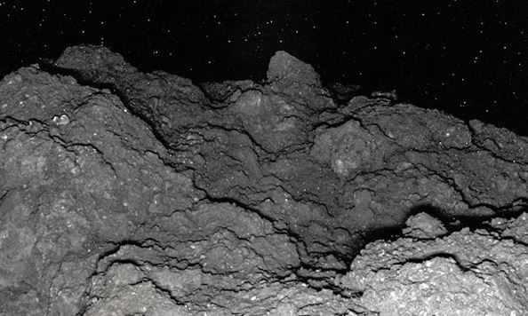 Foto tirada da superfície do asteroide Ryugu