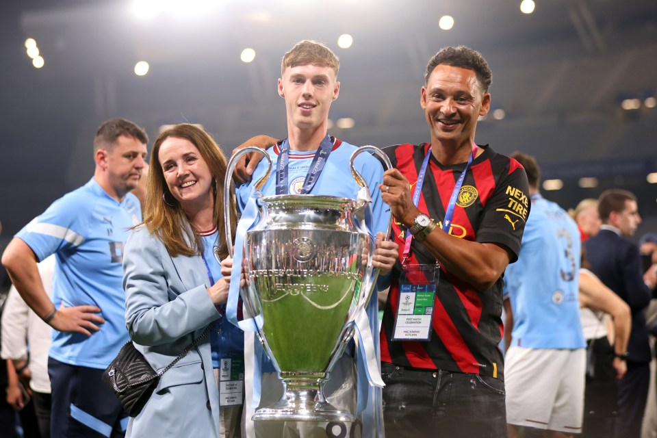 A estrela do Chelsea, Cole Palmer, estacionou suas medalhas de triplo com o Manchester City na casa de sua mãe