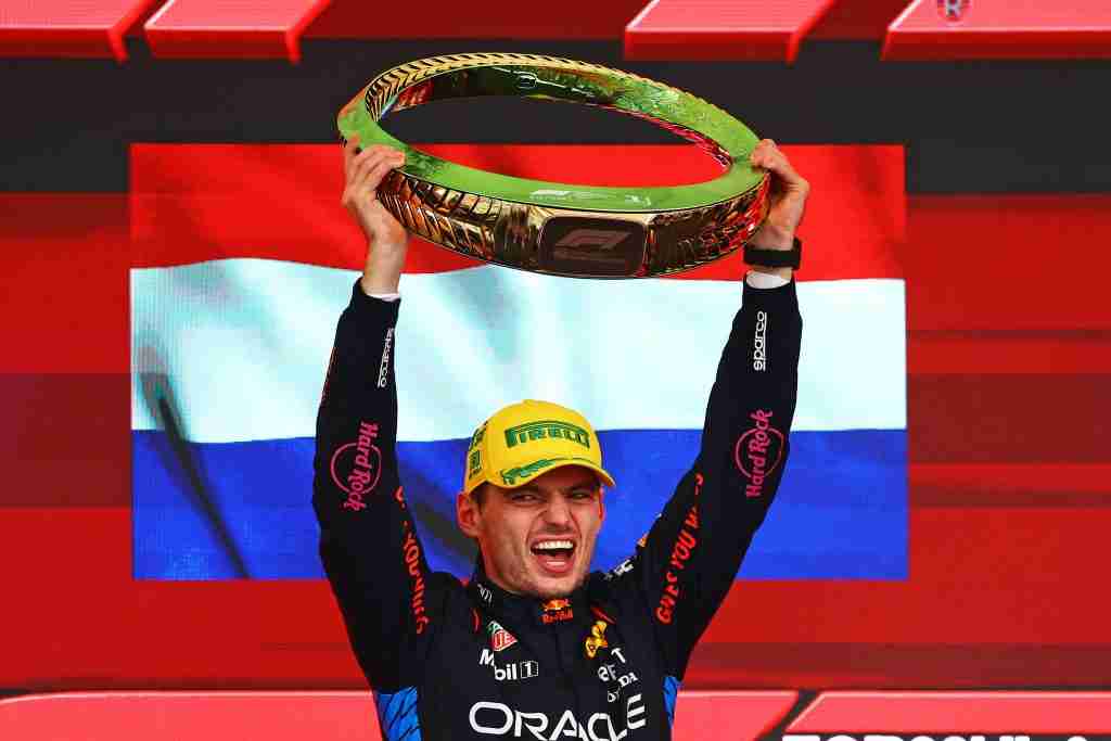 O vencedor da corrida, Max Verstappen, comemora no pódio após o Grande Prêmio do Brasil de 2024 | Conjunto de conteúdo Getty Images / Red Bull