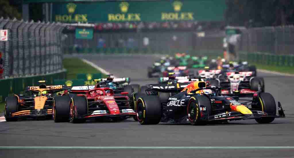 Max Verstappen lidera Carlos Sainz da Ferrari e Lando Norris da McLaren na Curva 1 no Grande Prêmio do México de 2024 | Conjunto de conteúdo Getty Images / Red Bull