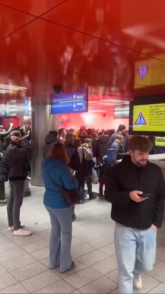 Aparentes adeptos do Benfica acenderam fogos de artifício numa estação de metro