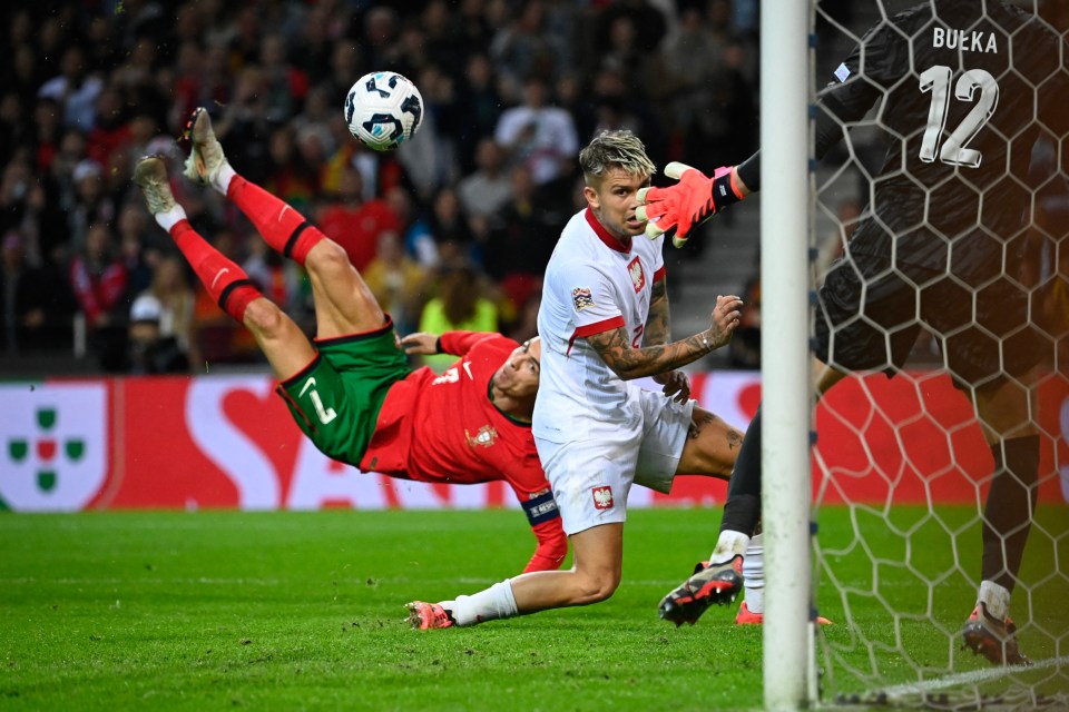 A estrela portuguesa Cristiano Ronaldo marcou um chute impressionante contra a Polônia