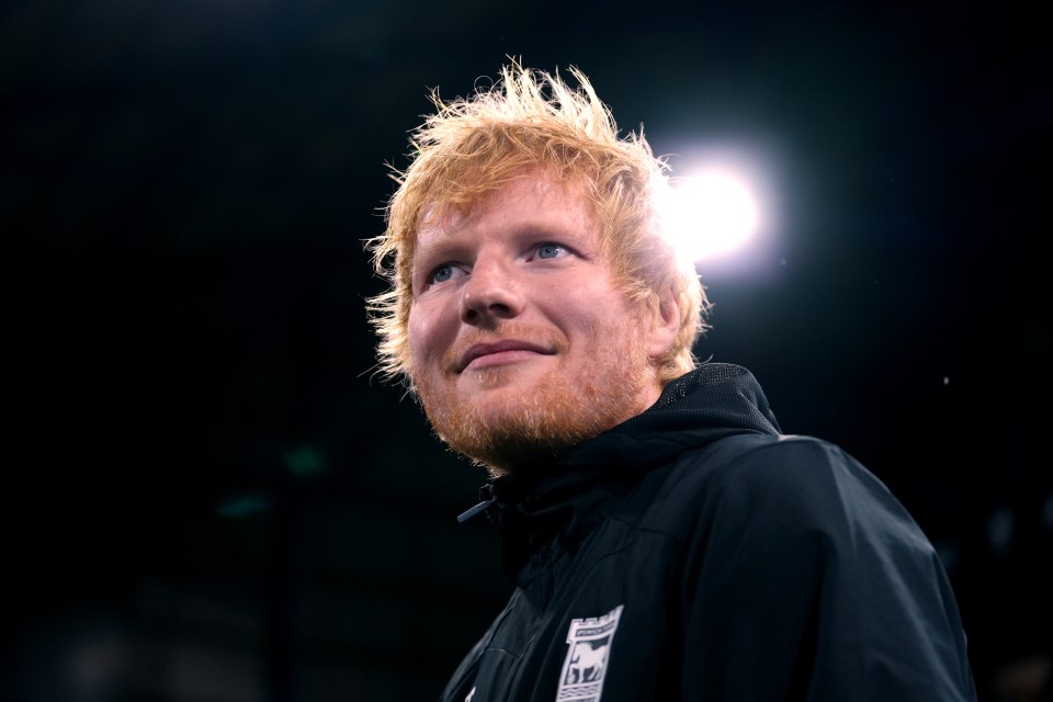 Ed Sheeran pediu desculpas por interromper entrevista de Ruben Amorim após o jogo