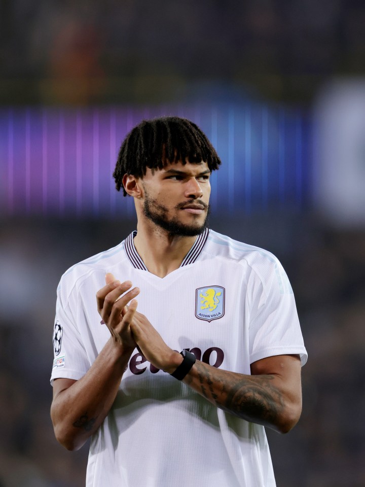 Tyrone Mings revelou que trabalhou em um bar e como consultor de hipotecas enquanto subia na pirâmide do futebol