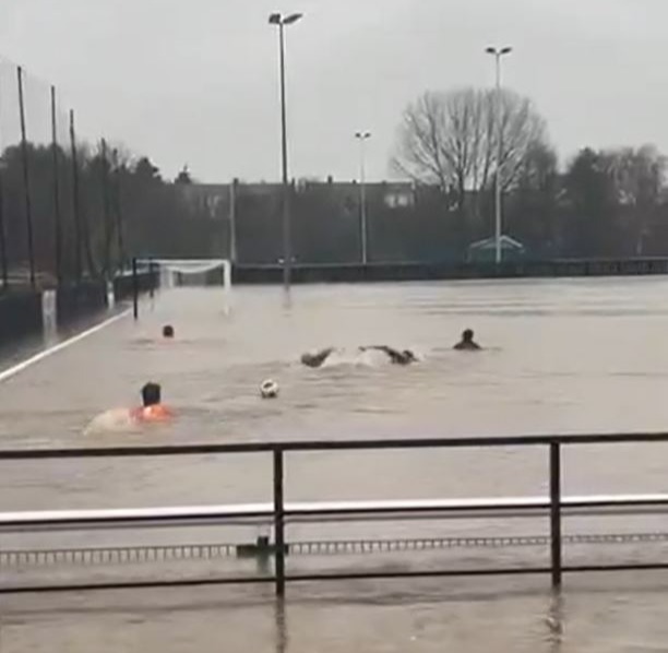 Jogadores de fora da liga nadaram depois que seu campo foi inundado pela tempestade Bert