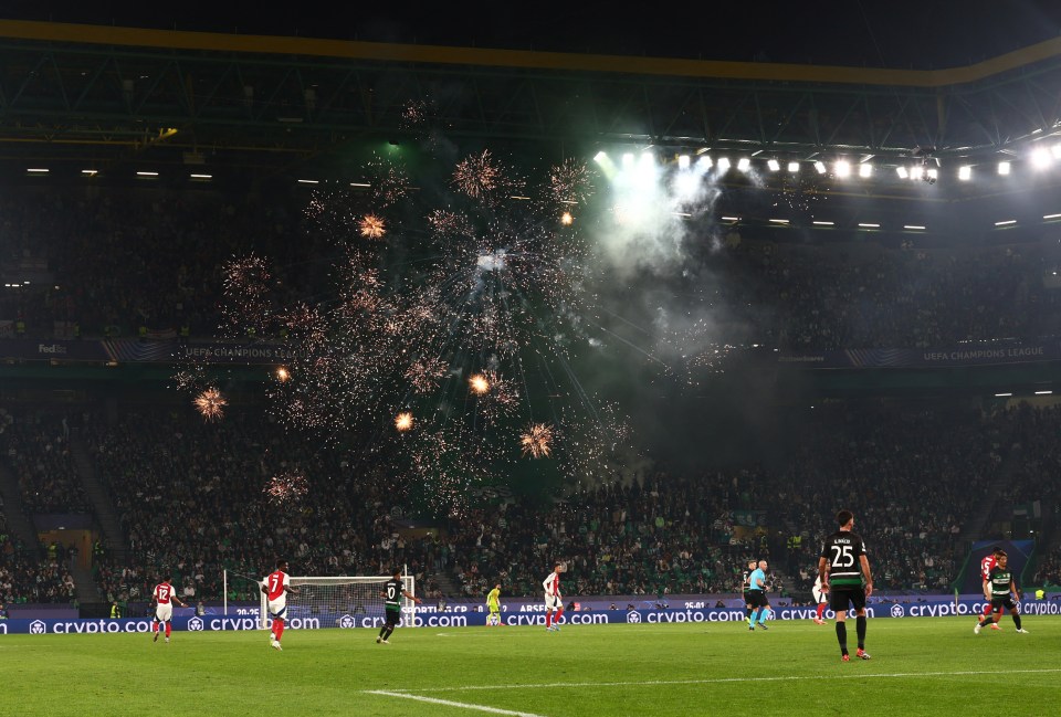 Torcedores do Sporting soltaram fogos de artifício sobre a cabeça de David Raya