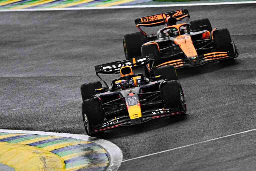 Max Verstappen lidera Oscar Piastri da McLaren durante o Grande Prêmio do Brasil de 2024 | Conjunto de conteúdo Getty Images / Red Bull