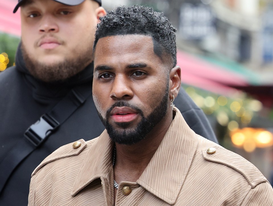 O astro pop Jason Derulo perdeu uma aposta de £ 20.000 na derrota do Leicester por 2 a 1 para o Chelsea