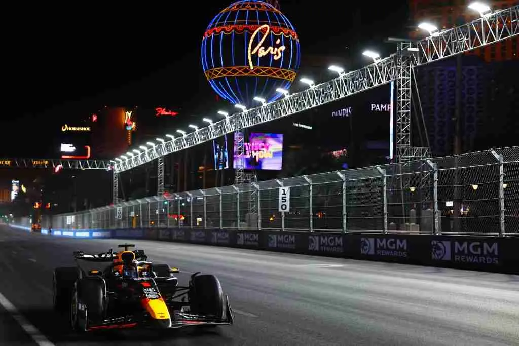 Max Verstappen em ação no GP de Las Vegas de 2024 | Mark Thompson / Getty Images / Conjunto de conteúdo da Red Bull