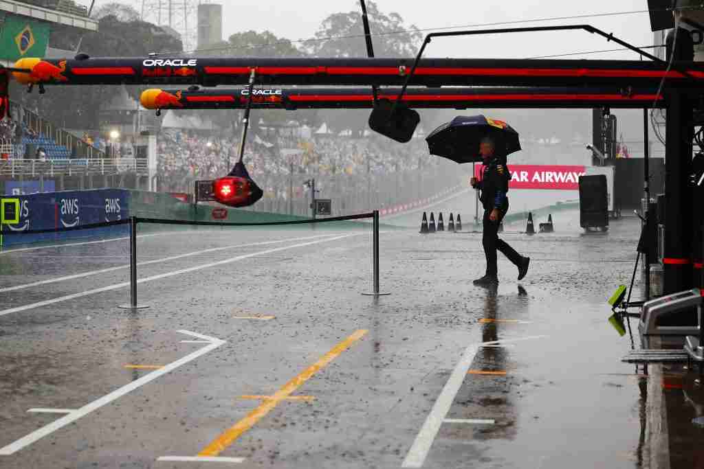 Chuva cai fora da garagem da Red Bull antes da qualificação para o Grande Prêmio do Brasil de 2024 | Conjunto de conteúdo Getty Images / Red Bull