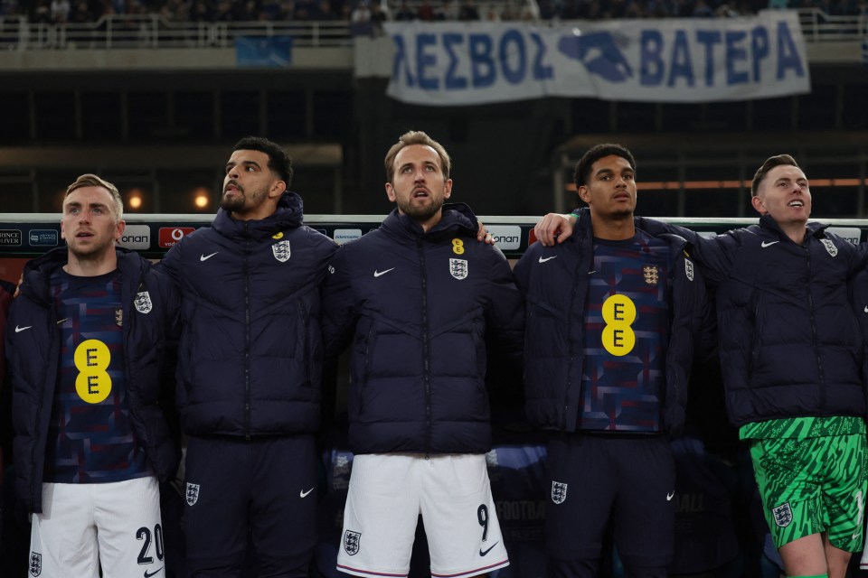 A Inglaterra cantou God Save The King antes do pontapé inicial na Grécia