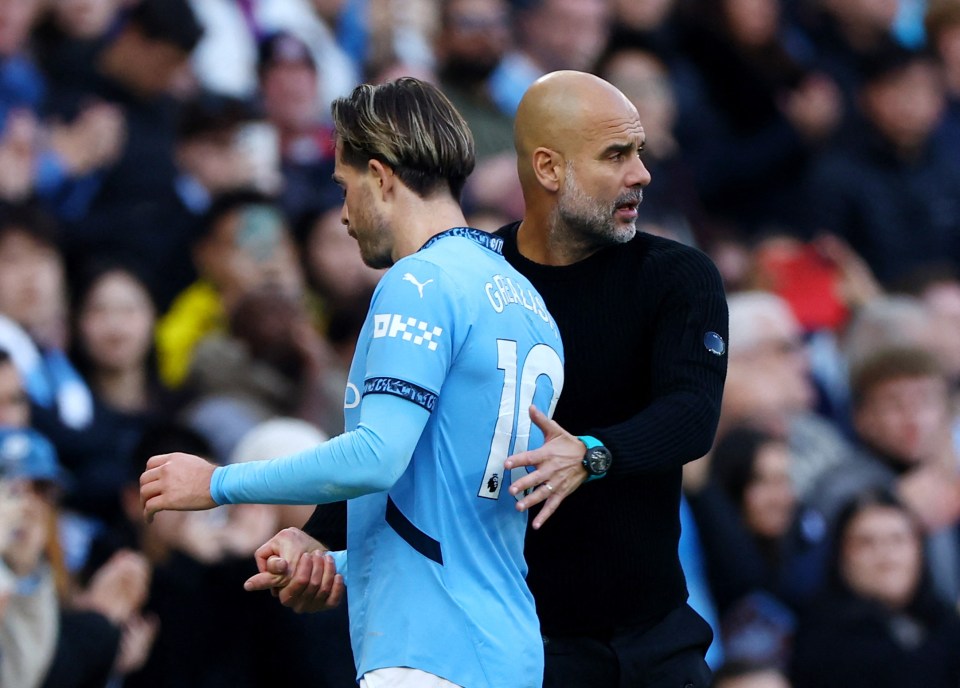 Jack Grealish com o técnico do Man City, Pep Guardiola