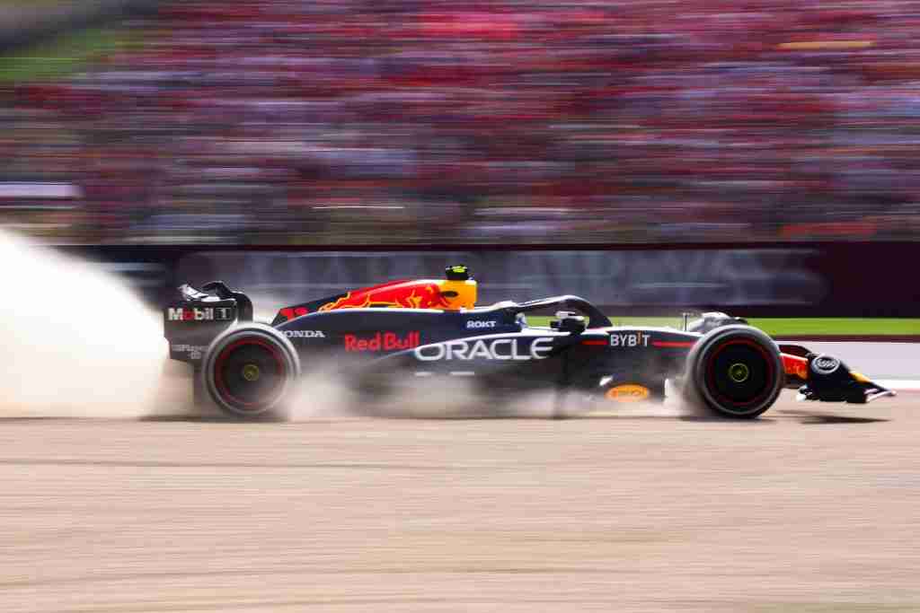 Sergio Perez corre para a brita durante o Grande Prêmio da Emilia Romagna de 2024 | Conjunto de conteúdo Getty Images / Red Bull