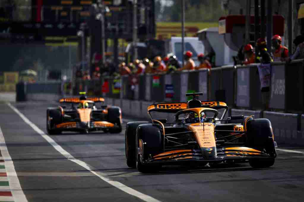 Oscar Piastri à frente de Lando Norris no pit lane no GP da Itália de 2024 | Equipe McLaren F1